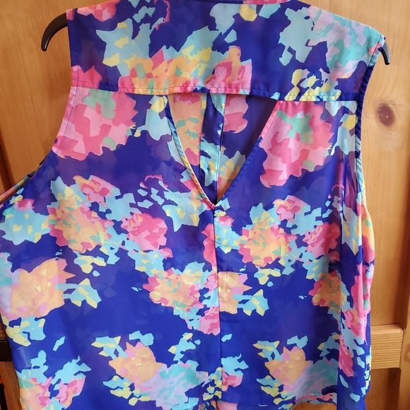 Abstract Button Up - Picture 6 of 8